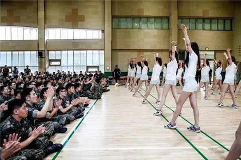 当性感女团遇到韩国士兵，少不了一场原始大狂欢27